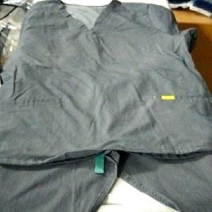 Heather gray Figs scrub set. XL top, M bottom